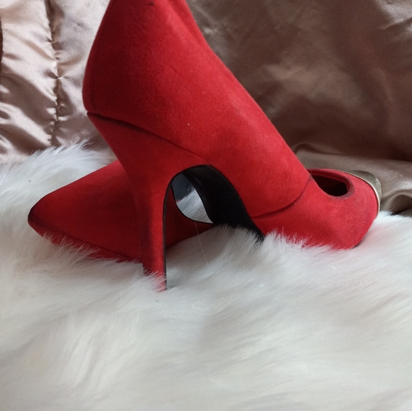 Red Heels with Gold Tips - Picture 12 of 14